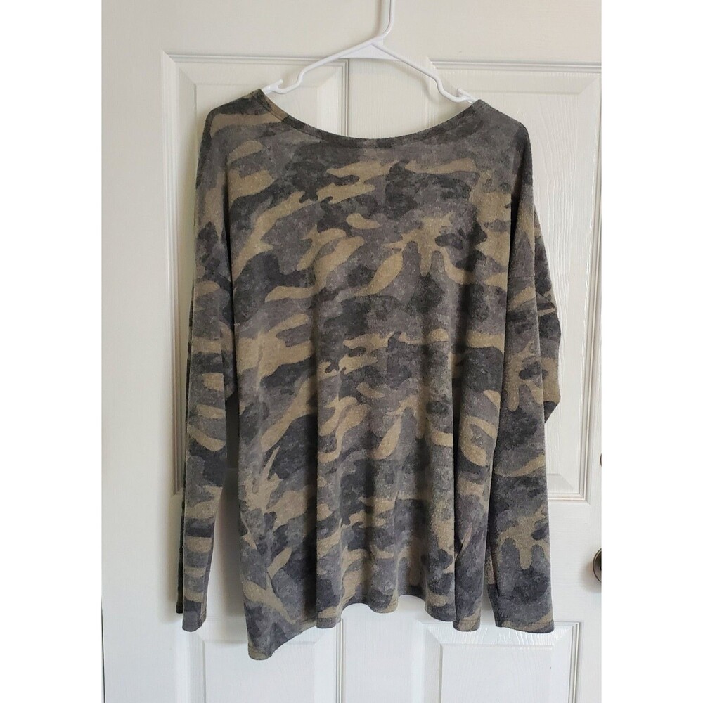 La Bella Vida Soft Camouflage Print Top Womens Medium With Open Back Knot Design
